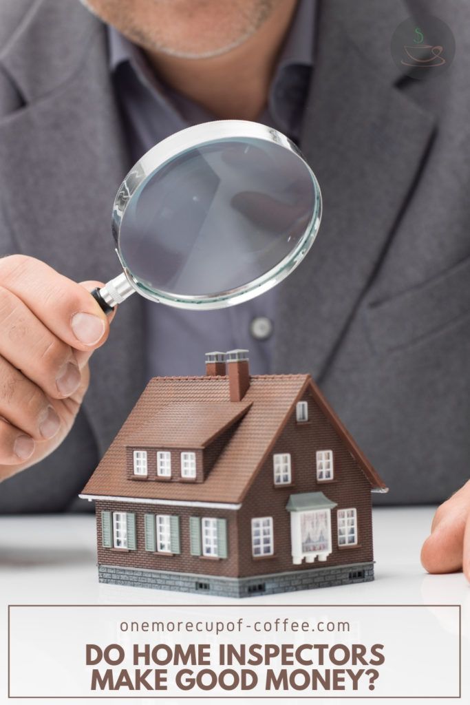 一个穿着西装的男人拿着放大镜对着一所棕色的小房子的局部图像，上面的文字覆盖着“家庭检查员赚钱吗?”